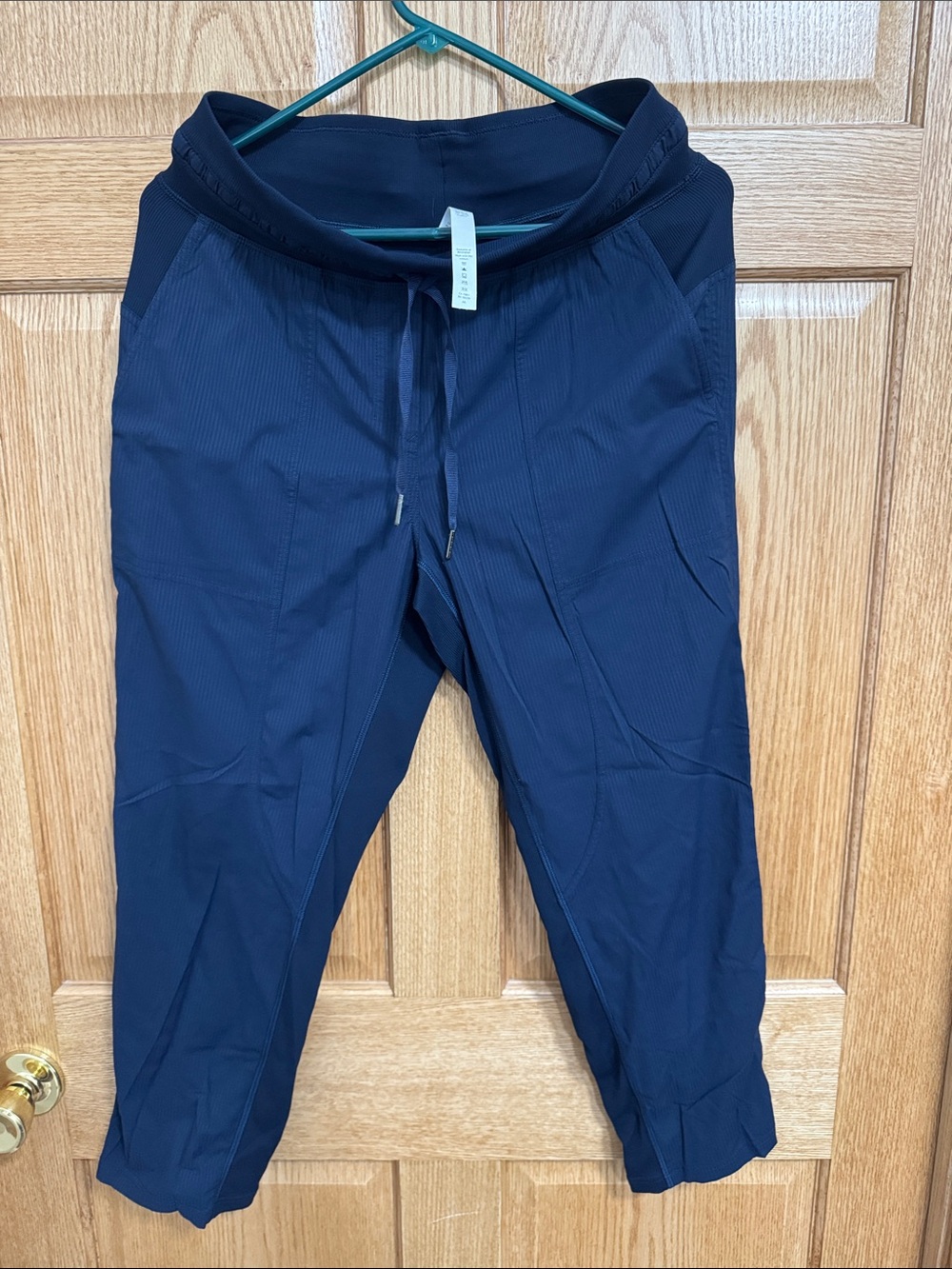 Women’s Lululemon dance studio cropped Navy Pants